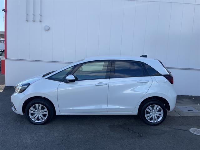 フィット ｅ：ＨＥＶホーム　４ＷＤ　ホンダセンシング　レーンキープ　レーダークルーズ　ナビＢｌｕｔｏｏｔｈバックカメラ　ＬＥＤオートハイビーム　ドラレコ　パーキングセンサー　スマートキー２個　サイドエアバック　ＵＳＢ　ＥＴＣ（15枚目）