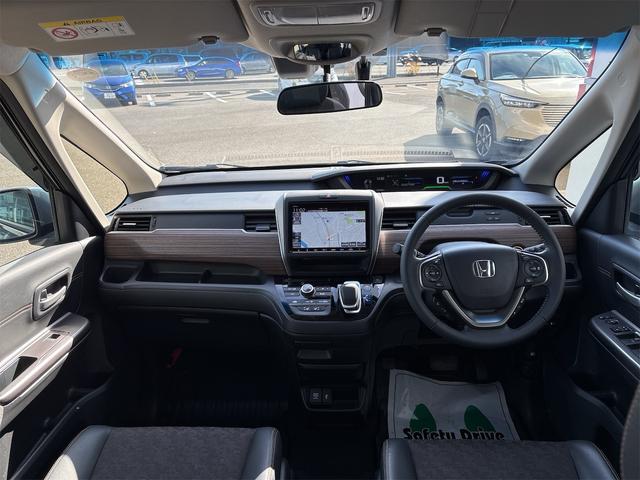 フリード＋ハイブリッド ハイブリッド・クロスター　ホンダセンシング　レーダークルーズ　レーンキープ　純正９インチナビＴＶＢカメラ　Ｂｌｕｔｏｏｔｈ　前後ドラレコ　ルーフレール　シートヒーター　ＬＥＤオートライト　ＥＴＣ　ＵＳＢ　両側ＰＷスライド（2枚目）