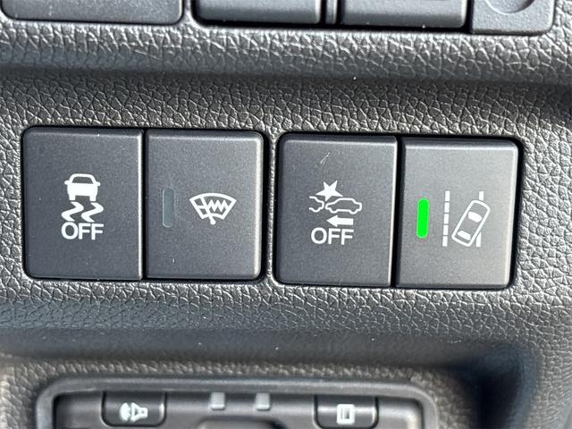 フリード＋ハイブリッド ハイブリッド・クロスター　ホンダセンシング　レーダークルーズ　レーンキープ　純正９インチナビＴＶＢカメラ　Ｂｌｕｔｏｏｔｈ　前後ドラレコ　ルーフレール　シートヒーター　ＬＥＤオートライト　ＥＴＣ　ＵＳＢ　両側ＰＷスライド（39枚目）