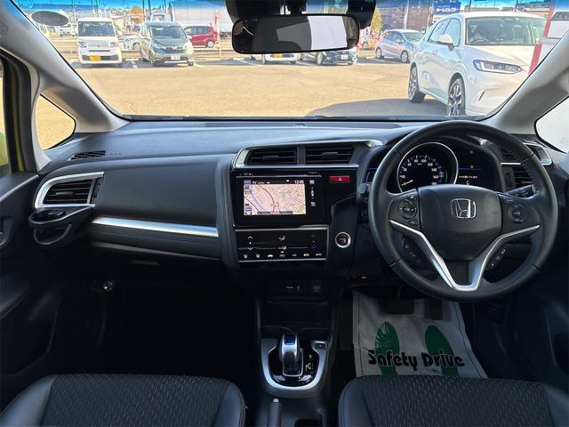 フィットハイブリッド Ｌパッケージ　衝突軽減装置　ナビＴＶＢカメラ　Ｂｌｕｔｏｏｔｈ　ＬＥＤオートライト　　ドラレコ　ＬＥＤオートライト　スマートキー２個　ＥＴＣ　ＵＳＢ　ハーフレザーシート　クルーズコントロール　サイドエアバック（2枚目）