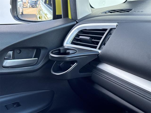 フィットハイブリッド Ｌパッケージ　衝突軽減装置　ナビＴＶＢカメラ　Ｂｌｕｔｏｏｔｈ　ＬＥＤオートライト　　ドラレコ　ＬＥＤオートライト　スマートキー２個　ＥＴＣ　ＵＳＢ　ハーフレザーシート　クルーズコントロール　サイドエアバック（51枚目）