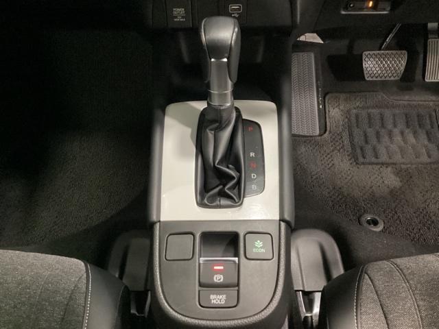 フィット ｅ：ＨＥＶホーム　ワンオーナー　ホンダセンシング　ドラレコ前後　２．０ＥＴＣ　ホンダコネクト対応メモリーナビ　フルセグ　Ｂｌｕｅｔｏｏｔｈ　ＵＳＢ　バックカメラ　障害物センー　オートライト機能付ＬＥＤヘッドライト（12枚目）