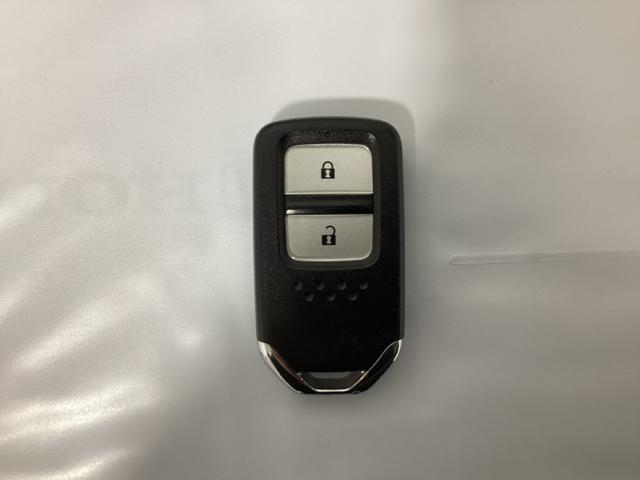 フィット ｅ：ＨＥＶホーム　ワンオーナー　ホンダセンシング　ドラレコ前後　２．０ＥＴＣ　ホンダコネクト対応メモリーナビ　フルセグ　Ｂｌｕｅｔｏｏｔｈ　ＵＳＢ　バックカメラ　障害物センー　オートライト機能付ＬＥＤヘッドライト（16枚目）