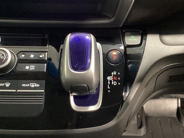 フリードハイブリッド ハイブリッド・Ｇホンダセンシング　２オーナー　６人乗り　純正エンジンスターター　メモリーナビ　フルセグ　Ｂｌｕｅｔｏｏｔｈバックカメラ　ＥＴＣリア席モニター　両側電動スライドドア　シートヒーター　オートライト機能付ＬＥＤヘッド　記録簿（13枚目）