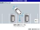 音とディスプレイ表示で障害物との距離をお知らせし、ドライバーに注意を促します。『パーキングセンサーシステム』搭載。*車種等、装備の有無があります。