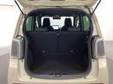 開口部も広く荷物の積み下ろしもしやすいお車となっております。シートの背もたれは５：５の割合で分割して可倒できるので、長いお荷物などを載せることもできます。