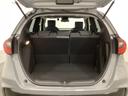 ラゲッジも広く使いやすいトランクは、開口部も広く荷物の積み下ろしもしやすいお車となっております。リアシートの背もたれは6:4の割合で分割して可倒できるので、長いお荷物などを載せることもできます。