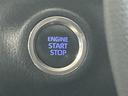 スマートキーを携帯していれば、ブレーキを踏みながらスイッチを押すだけでエンジンが始動出来ます。