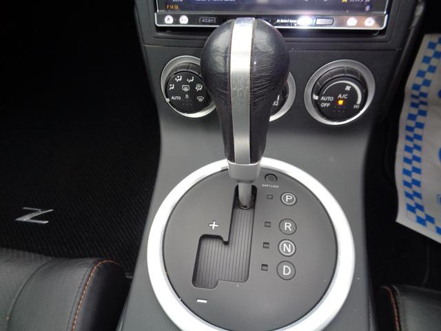 フェアレディＺ バージョンＴ　本革シート　盗難防止システム　ナビ　パワーシート　キーレス　シートヒーター　パワーステアリング　ＥＴＣ　オートエアコン　ＡＢＳ　助手席エアバック　パワーウィンドウ　衝突安全ボディ　運転席エアバック（16枚目）