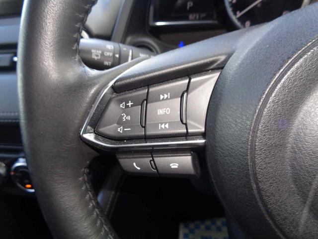 自ら操るハンドル！ドライバーの生命線です。目線を大きくそらすことなくボタンの操作を行うことができるので、安全にも配慮できますね。