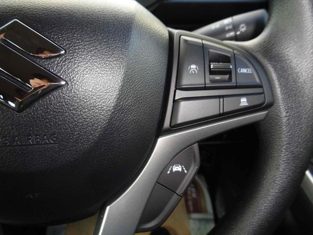 高速道路で便利なクルーズコントロール機能が付いていますよ。速度を設定するとアクセルを踏まなくても一定の速度で走ることができるので足を休ませる事ができますね。