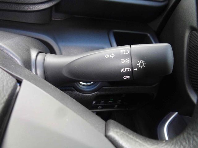 周りが薄暗くなったら自動点灯するオートライトを装備。