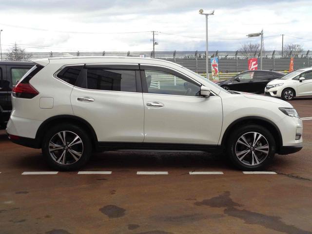 エクストレイル ２０Ｘｉ　全周囲カメラ　クリアランスソナー　オートクルーズコントロール　ナビ　ＴＶ　オートライト　電動リアゲート　アルミホイール　スマートキー　アイドリングストップ　電動格納ミラー　シートヒーター　ＣＶＴ（3枚目）