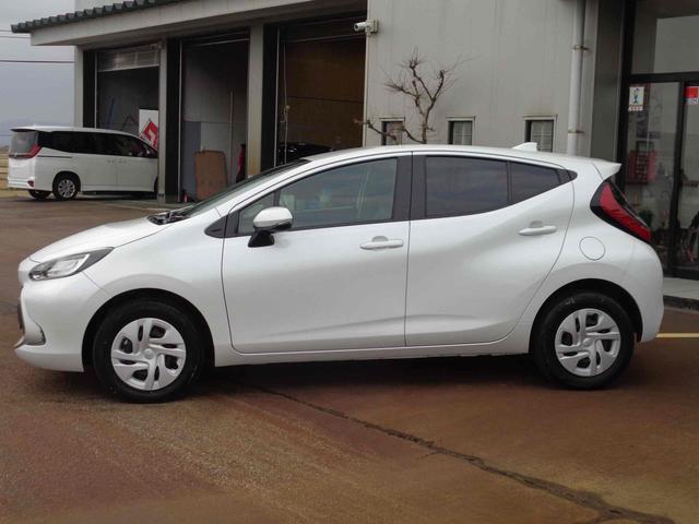 アクア Ｇ　ＥＴＣ　バックカメラ　ナビ　オートクルーズコントロール　レーンアシスト　オートマチックハイビーム　オートライト　スマートキー　電動格納ミラー　１００Ｖ電源　ＣＶＴ　ＥＳＣ　エアコン　パワーステアリング（4枚目）