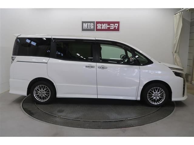 ヴォクシー ハイブリッドＺＳ　煌ＩＩＩ　衝突被害軽減システム　ナビ＆ＴＶ　フルエアロ　後席モニター　バックカメラ　ＥＴＣ　アルミホイール　両側電動スライド　乗車定員７人　ハイブリッド　オートクルーズコントロール　ＬＥＤヘッドランプ（10枚目）