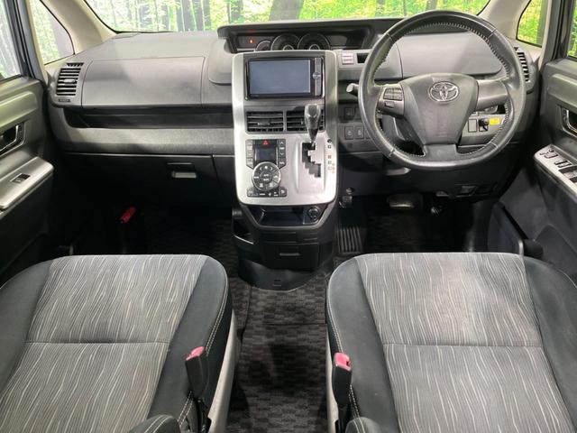 ヴォクシー ＺＳ　煌ＩＩ　４ＷＤ　電動スライドドア　純正ＳＤナビ　寒冷地仕様　バックカメラ　Ｂｌｕｅｔｏｏｔｈ再生　フルセグＴＶ　ＥＴＣ　ＨＩＤヘッドライト　スマートキー　オートライト　オートエアコン　革巻きステアリング（2枚目）