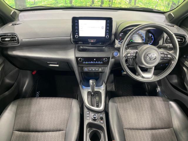 ヤリスクロス ハイブリッドＺ　４ＷＤ　純正８型ディスプレイオーディオ　バックカメラ　セーフティセンス　レーダークルーズ　禁煙車　ハーフレザーシート　ステアリングヒーター　シートヒーター　パワーシート　　スマートキー　ＬＥＤヘッド（2枚目）