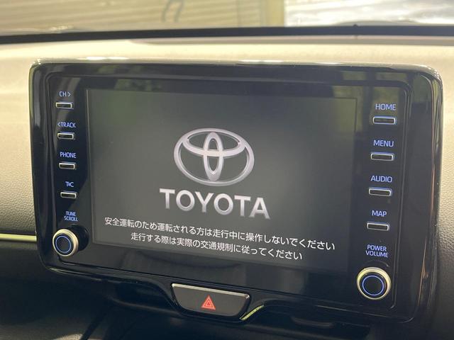 ヤリスクロス ハイブリッドＺ　４ＷＤ　純正８型ディスプレイオーディオ　バックカメラ　セーフティセンス　レーダークルーズ　禁煙車　ハーフレザーシート　ステアリングヒーター　シートヒーター　パワーシート　　スマートキー　ＬＥＤヘッド（3枚目）