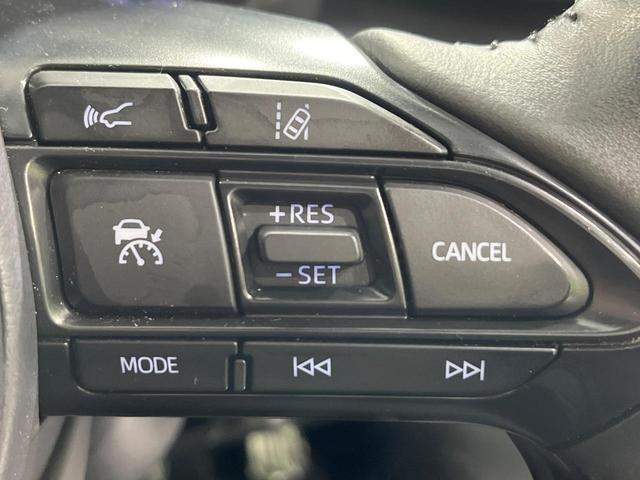ヤリスクロス ハイブリッドＺ　４ＷＤ　純正８型ディスプレイオーディオ　バックカメラ　セーフティセンス　レーダークルーズ　禁煙車　ハーフレザーシート　ステアリングヒーター　シートヒーター　パワーシート　　スマートキー　ＬＥＤヘッド（6枚目）