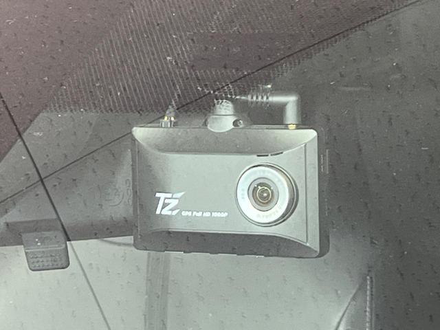 ヤリスクロス ハイブリッドＺ　４ＷＤ　純正８型ディスプレイオーディオ　バックカメラ　セーフティセンス　レーダークルーズ　禁煙車　ハーフレザーシート　ステアリングヒーター　シートヒーター　パワーシート　　スマートキー　ＬＥＤヘッド（7枚目）