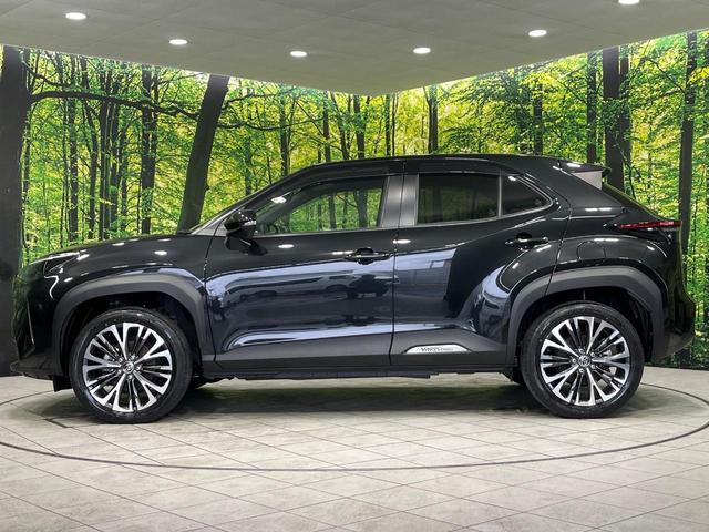 ヤリスクロス ハイブリッドＺ　４ＷＤ　純正８型ディスプレイオーディオ　バックカメラ　セーフティセンス　レーダークルーズ　禁煙車　ハーフレザーシート　ステアリングヒーター　シートヒーター　パワーシート　　スマートキー　ＬＥＤヘッド（26枚目）