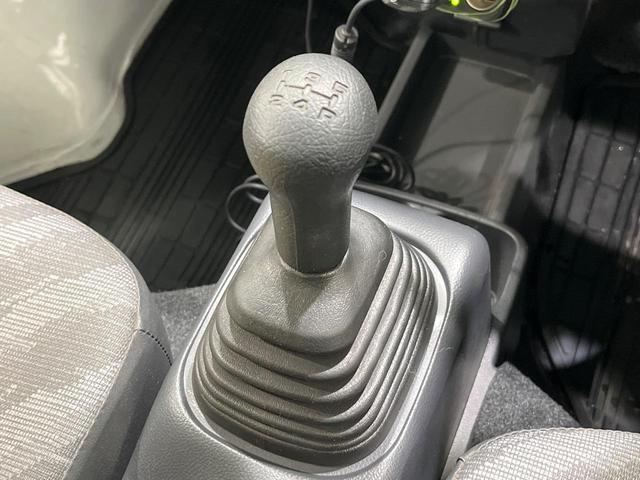 キャリイトラック ＫＣ　４ＷＤ　禁煙車　ＣＤ・ＤＶＤ再生　高低速２段階式５ＭＴ　サンバイザー（運転席／助手席）　エアバックセット（5枚目）