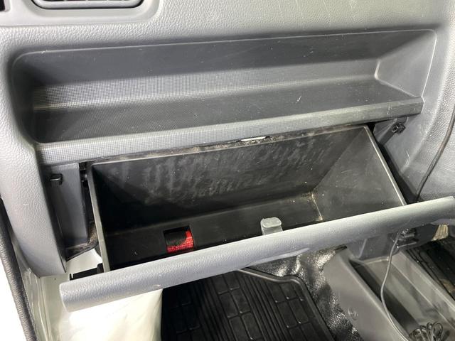 キャリイトラック ＫＣ　４ＷＤ　禁煙車　ＣＤ・ＤＶＤ再生　高低速２段階式５ＭＴ　サンバイザー（運転席／助手席）　エアバックセット（28枚目）