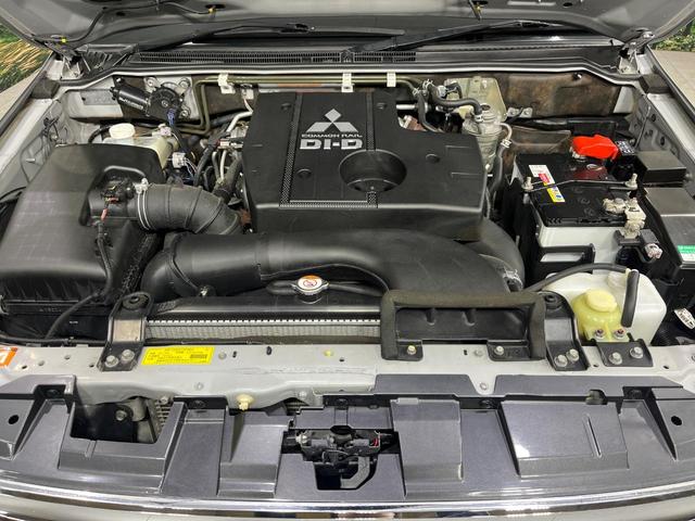 パジェロ ロング　エクシード　４ＷＤ　ディーゼルターボ　９インチナビ　バックカメラ　ロックフォードサウンドシステム　シートヒーター　７人乗り　ドライブレコーダー　ＥＴＣ　ＨＩＤヘッド　Ｂｌｕｅｔｏｏｔｈ再生　禁煙車（20枚目）