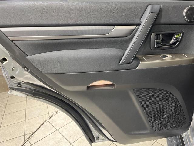 パジェロ ロング　エクシード　４ＷＤ　ディーゼルターボ　９インチナビ　バックカメラ　ロックフォードサウンドシステム　シートヒーター　７人乗り　ドライブレコーダー　ＥＴＣ　ＨＩＤヘッド　Ｂｌｕｅｔｏｏｔｈ再生　禁煙車（49枚目）