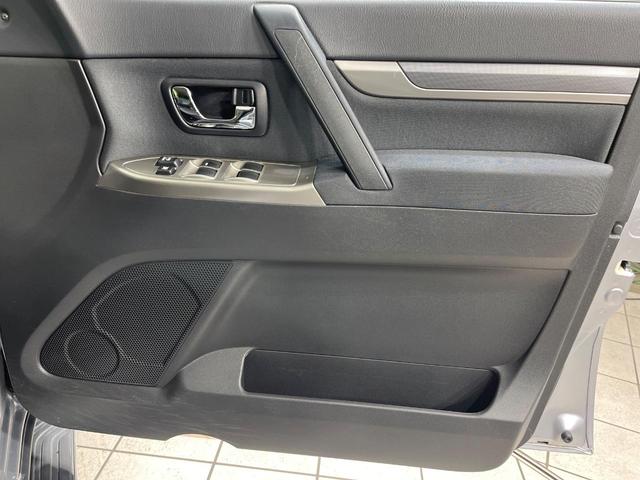 パジェロ ロング　エクシード　４ＷＤ　ディーゼルターボ　９インチナビ　バックカメラ　ロックフォードサウンドシステム　シートヒーター　７人乗り　ドライブレコーダー　ＥＴＣ　ＨＩＤヘッド　Ｂｌｕｅｔｏｏｔｈ再生　禁煙車（50枚目）