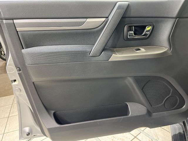 パジェロ ロング　エクシード　４ＷＤ　ディーゼルターボ　９インチナビ　バックカメラ　ロックフォードサウンドシステム　シートヒーター　７人乗り　ドライブレコーダー　ＥＴＣ　ＨＩＤヘッド　Ｂｌｕｅｔｏｏｔｈ再生　禁煙車（51枚目）