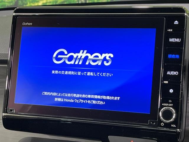 【純正ナビ】人気の純正８型ナビを装備。オーディオ機能も充実しており、Ｂｌｕｅｔｏｏｔｈ接続すればお持ちのスマホやＭＰ３プレイヤーの音楽を再生可能！毎日の運転がさらに楽しくなります！！