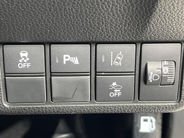 【ホンダセンシング】走行中に前方の車両等を認識し、衝突しそうな時は警報とブレーキで衝突回避と被害軽減をアシスト。より安全にドライブをお楽しみいただけます。