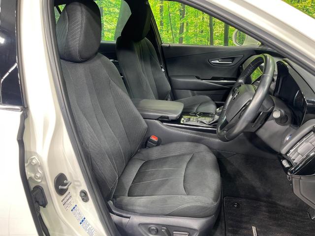 クラウンハイブリッド Ｓ　Ｆｏｕｒ　４ＷＤ　純正８型ナビ　バックカメラ　セーフティーセンス　レーダークルーズ　禁煙車　前席シートエアコン　パワーシート　コーナーセンサー　ＬＥＤヘッド　ビルトインＥＴＣ　オートライト　デュアルエアコン（9枚目）