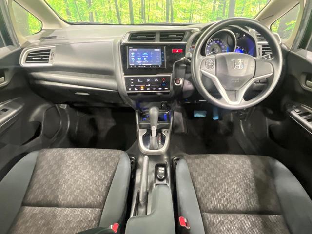 フィット １３Ｇ・Ｓパッケージ　４ＷＤ　禁煙車　純正ナビ　バックカメラ　衝突軽減装置　ＥＴＣ　ＬＥＤヘッド　オートライト　純正１５インチアルミ　オートエアコン　ステアリングスイッチ　Ｂｌｕｅｔｏｏｔｈ再生　電動格納ミラー（2枚目）