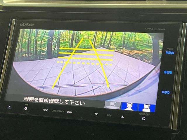 フィット １３Ｇ・Ｓパッケージ　４ＷＤ　禁煙車　純正ナビ　バックカメラ　衝突軽減装置　ＥＴＣ　ＬＥＤヘッド　オートライト　純正１５インチアルミ　オートエアコン　ステアリングスイッチ　Ｂｌｕｅｔｏｏｔｈ再生　電動格納ミラー（4枚目）