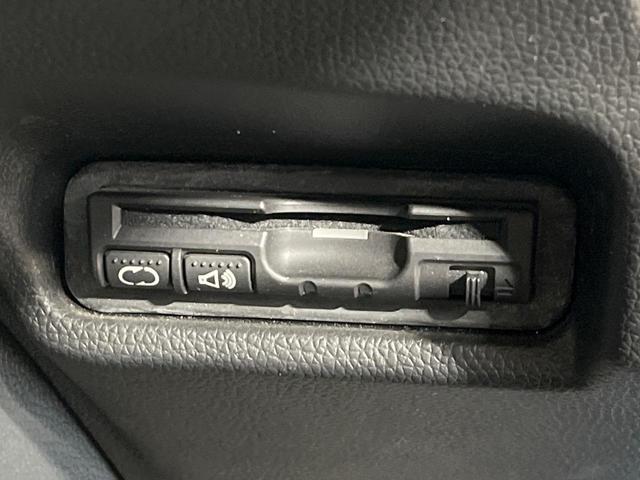 フィット １３Ｇ・Ｓパッケージ　４ＷＤ　禁煙車　純正ナビ　バックカメラ　衝突軽減装置　ＥＴＣ　ＬＥＤヘッド　オートライト　純正１５インチアルミ　オートエアコン　ステアリングスイッチ　Ｂｌｕｅｔｏｏｔｈ再生　電動格納ミラー（8枚目）