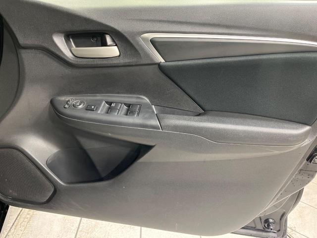 フィット １３Ｇ・Ｓパッケージ　４ＷＤ　禁煙車　純正ナビ　バックカメラ　衝突軽減装置　ＥＴＣ　ＬＥＤヘッド　オートライト　純正１５インチアルミ　オートエアコン　ステアリングスイッチ　Ｂｌｕｅｔｏｏｔｈ再生　電動格納ミラー（45枚目）