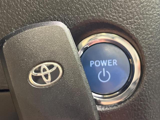 【スマートキー】カバンやポケットに入れたままでもドアの施錠・解錠が可能なスマートキーを装備。エンジンのオン・オフ時もカギを取り出す必要が無いからとっても便利です♪