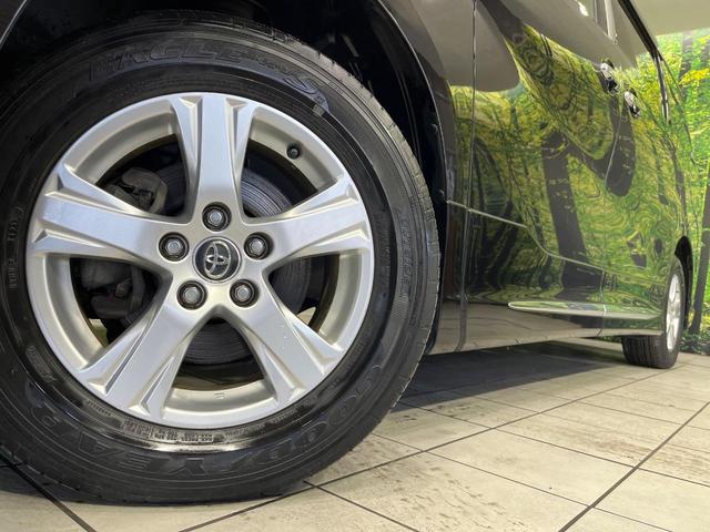 【ＬＥＤヘッドライト】悪天候や夜間走行時も良好な視界を確保し安心して運転できる高輝度ＬＥＤヘッドライトを装備！点灯速度が早く、消費電力も抑えられています。