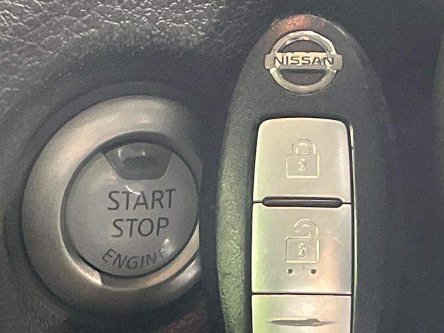 【インテリジェントキー】カバンやポケットに入れたままでもドアの施錠・解錠が可能なスマートキーを装備。エンジンのオン・オフ時もカギを取り出す必要が無いからとっても便利です♪