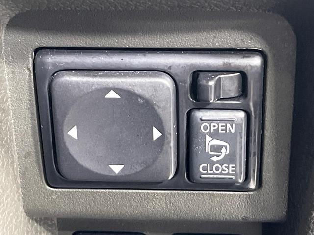 【電動格納ミラー】サイドミラーは電動格納式となっており、狭い駐車場でもキズがつくリスクを抑えられます。