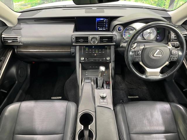 ＩＳ ＩＳ３００ｈ　バージョンＬ　４ＷＤ　純正１０型ナビ　寒冷地仕様　セーフティシステム　ブラインドスポットモニター　クリアランスソナー　ステアリングヒーター　純正１８インチアルミ　シートヒーター　シートベンチレーション　禁煙車（2枚目）