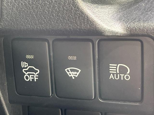 ＩＳ ＩＳ３００ｈ　バージョンＬ　４ＷＤ　純正１０型ナビ　寒冷地仕様　セーフティシステム　ブラインドスポットモニター　クリアランスソナー　ステアリングヒーター　純正１８インチアルミ　シートヒーター　シートベンチレーション　禁煙車（5枚目）