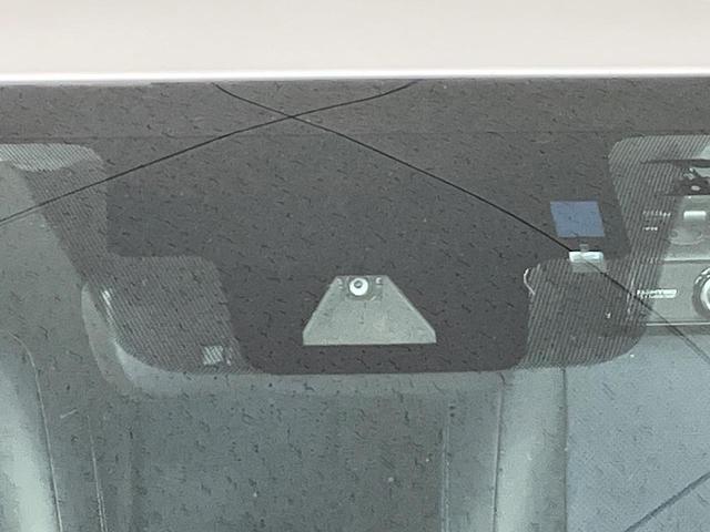 ＩＳ ＩＳ３００ｈ　バージョンＬ　４ＷＤ　純正１０型ナビ　寒冷地仕様　セーフティシステム　ブラインドスポットモニター　クリアランスソナー　ステアリングヒーター　純正１８インチアルミ　シートヒーター　シートベンチレーション　禁煙車（6枚目）