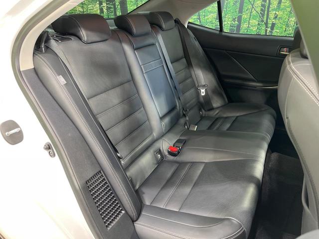 ＩＳ ＩＳ３００ｈ　バージョンＬ　４ＷＤ　純正１０型ナビ　寒冷地仕様　セーフティシステム　ブラインドスポットモニター　クリアランスソナー　ステアリングヒーター　純正１８インチアルミ　シートヒーター　シートベンチレーション　禁煙車（10枚目）