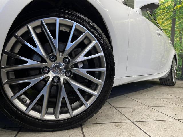 ＩＳ ＩＳ３００ｈ　バージョンＬ　４ＷＤ　純正１０型ナビ　寒冷地仕様　セーフティシステム　ブラインドスポットモニター　クリアランスソナー　ステアリングヒーター　純正１８インチアルミ　シートヒーター　シートベンチレーション　禁煙車（13枚目）