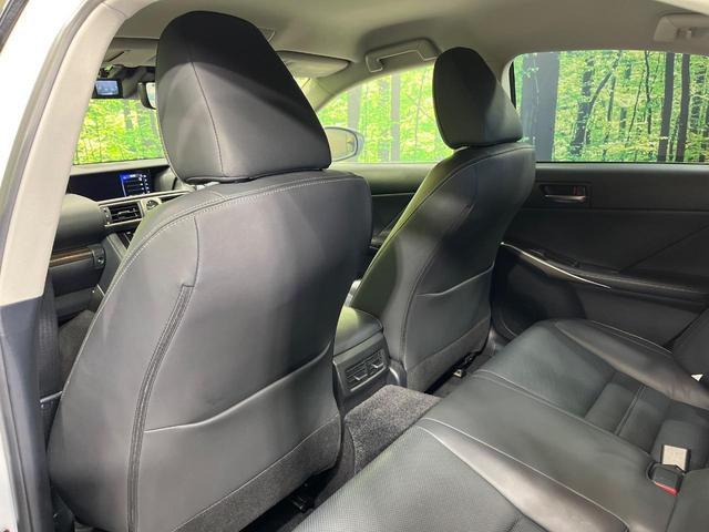 ＩＳ ＩＳ３００ｈ　バージョンＬ　４ＷＤ　純正１０型ナビ　寒冷地仕様　セーフティシステム　ブラインドスポットモニター　クリアランスソナー　ステアリングヒーター　純正１８インチアルミ　シートヒーター　シートベンチレーション　禁煙車（26枚目）