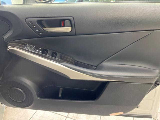 ＩＳ ＩＳ３００ｈ　バージョンＬ　４ＷＤ　純正１０型ナビ　寒冷地仕様　セーフティシステム　ブラインドスポットモニター　クリアランスソナー　ステアリングヒーター　純正１８インチアルミ　シートヒーター　シートベンチレーション　禁煙車（29枚目）