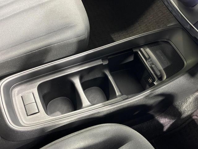 アクア Ｘ　４ＷＤ　純正ディスプレイオーディオ　セーフティーセンス　レーダークルーズ　禁煙車　スマートキー　ＬＥＤヘッド　ビルトインＥＴＣ　オートハイビーム　車線逸脱警報　オートライト　オートエアコン（42枚目）